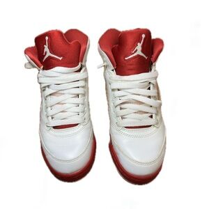 Jordan 5s PINK FOAM

Like New, worn twice

Size 4y or 36EU

No box